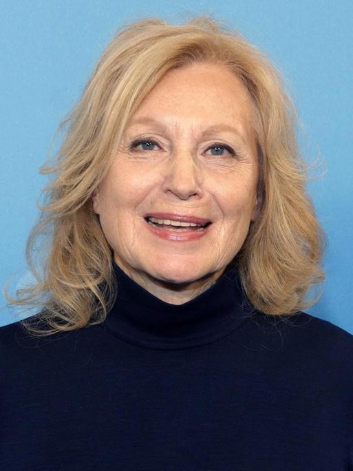 Maren Kroymann lächelt in Richtung des Betrachters.