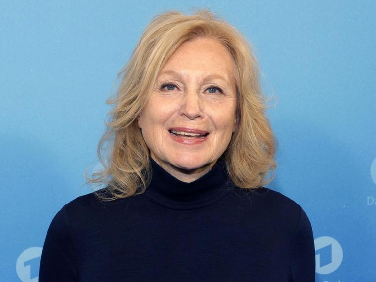 Maren Kroymann lächelt in Richtung des Betrachters.