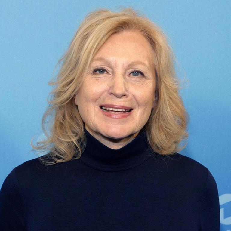 Maren Kroymann lächelt in Richtung des Betrachters.