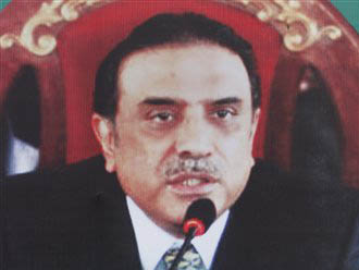 Ein Wahl-Plakat zeigt das Poträt Asif Ali Zardaris, Pakistanischer Präsident und Witwer Benazir Bhuttos.