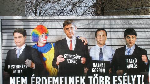 Ein Wahlplakat mit Ferenc Gyurcsány, einem der Herausforderer von Viktor Orbán.