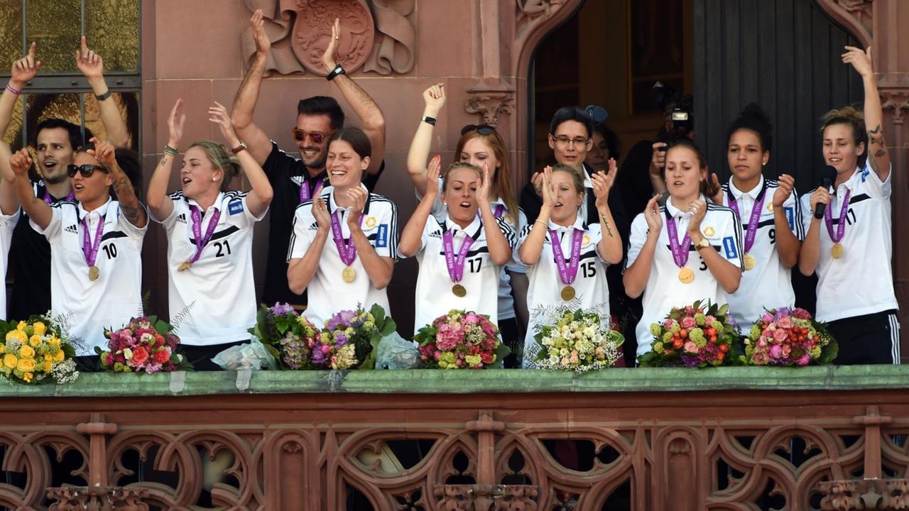 Die Spielerinnen des 1. FFC Frankfurt feiern am 15.05.2015 auf dem Balkon des Frankfurter Rathaus Römer den Gewinn der Champions League.
