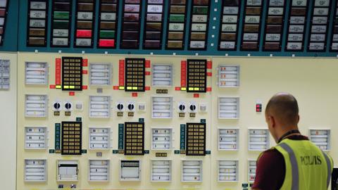 Ein Mitarbeiter von "Electricité de France" im Atomkraftwerk Fessenheim während einer Notfallübung.