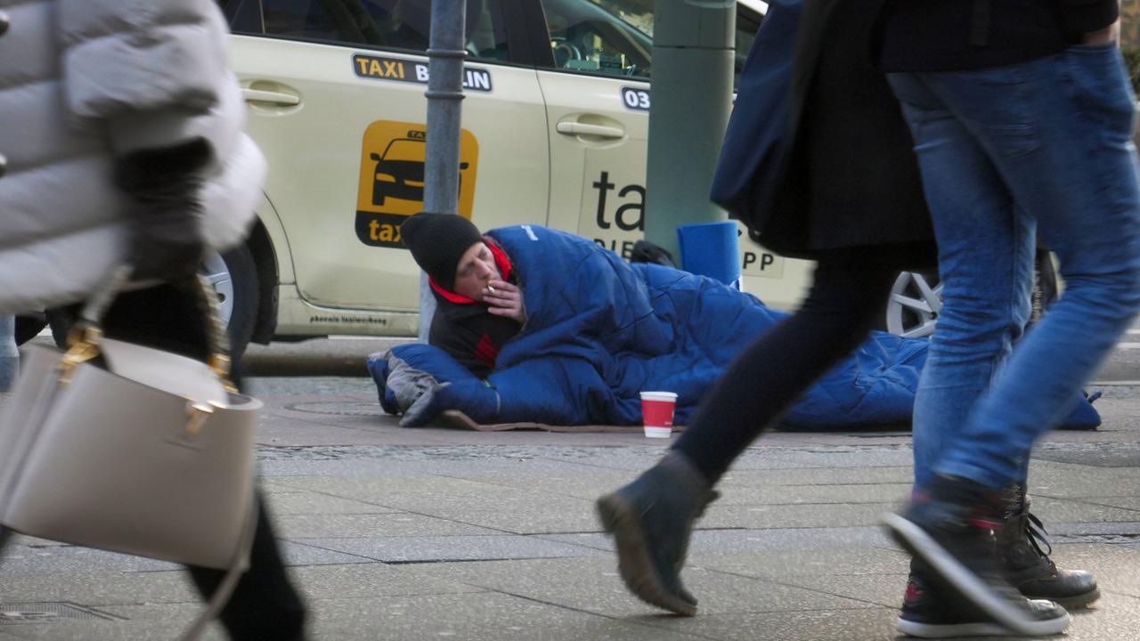 Berlin: Ein Obdachloser liegt auf der Tauentzienstraße in der Nähe des Kurfürstendamms.