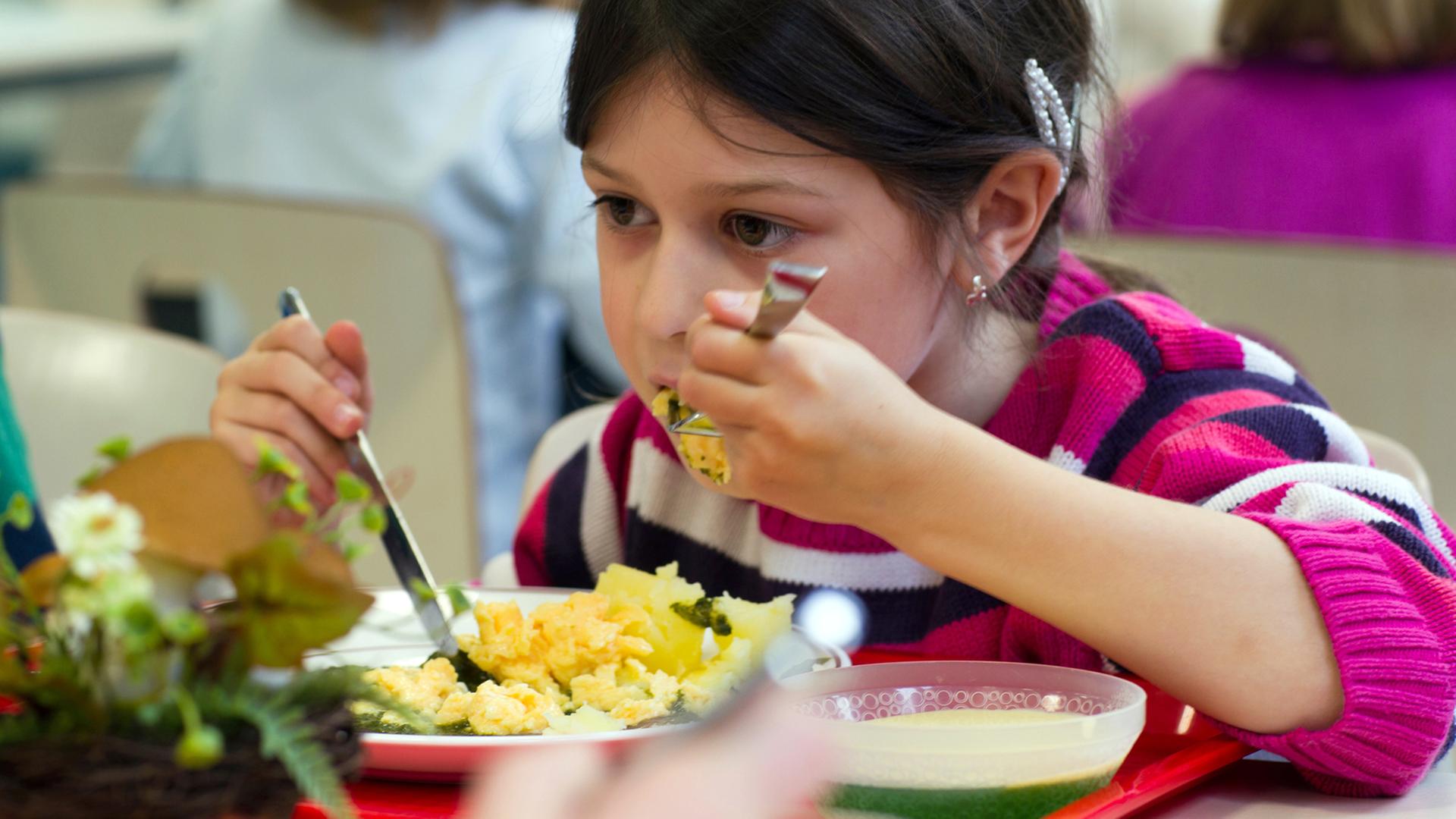 Die siebenjährige Isabelle isst am 15.11.2011 in der Mensa der Regionalen Schule in Zingst ihr Mittagessen.