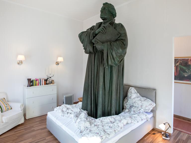 Martin Luther-Statue in dem vom japanischen Künstler gebauten Haus in Eisenach