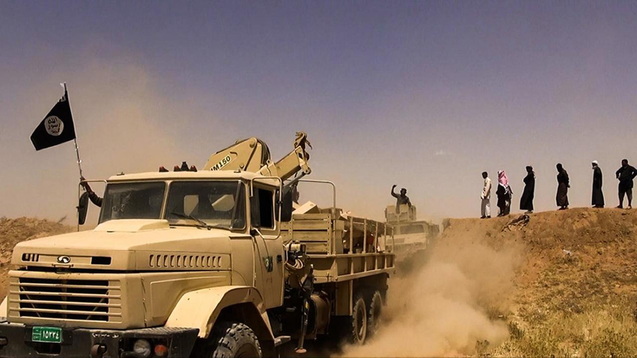 Ein Propagandabild vom Twitter-Account Albakra News zeigt einen LKW mit der schwarzen Flagge der Terroristen. Ein Propagandabild vom Twitter-Account Albakra News zeigt einen LKW mit der schwarzen Flagge der Terroristen.