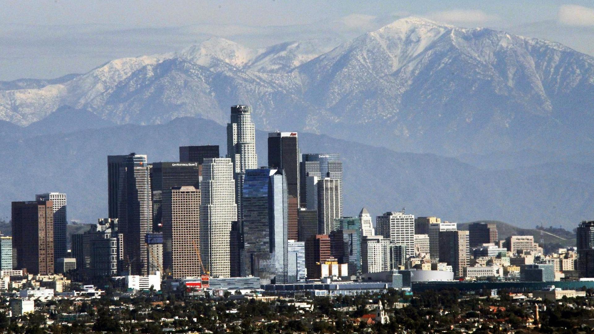Das Foto zeigt die Skyline von Los Angeles vor den San-Gabriel-Bergen.