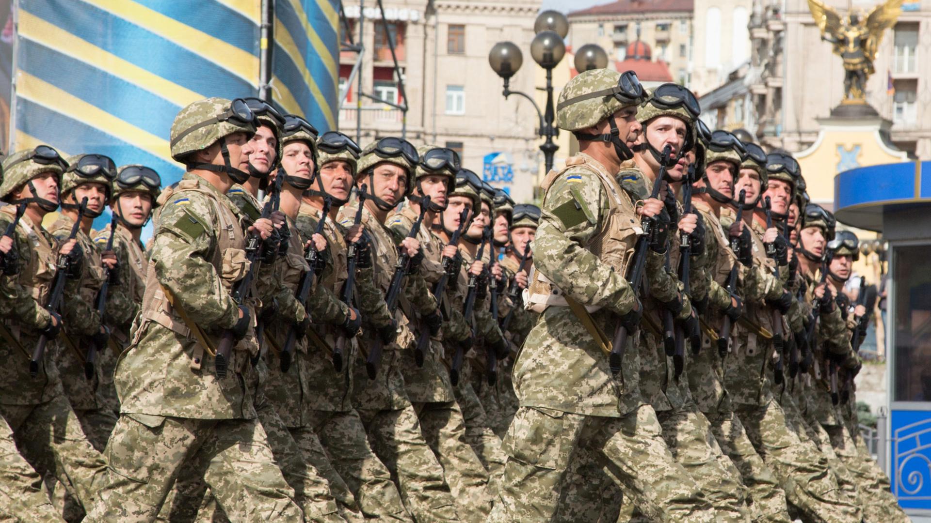 Bei den offiziellen Feierlichkeiten zum Unabhängigkeitstag marschieren Soldaten, die aktiv an den Kämpfen in der Ost-Ukraine teilnehmen, während der Parade am 24.08.2014 auf dem Maidan-Platz in Kiew (Ukraine) auf.