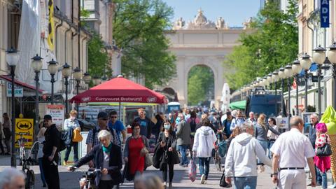 Zahlreiche Passanten schlendern mit Mundschutz durch die Innenstadt von Potsdam in Brandenburg.