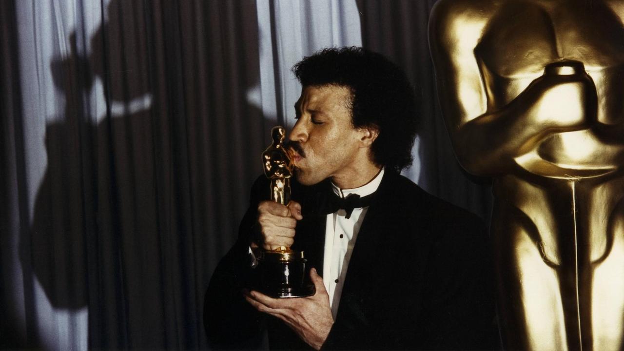 Lionel Richie bekommt 1986 den Oscar.