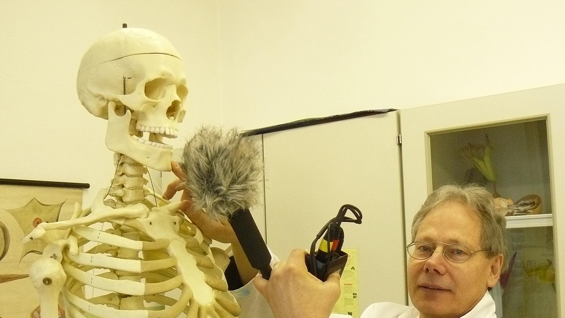 Hagen beim Unterricht mit einem menschlichen Skelett.