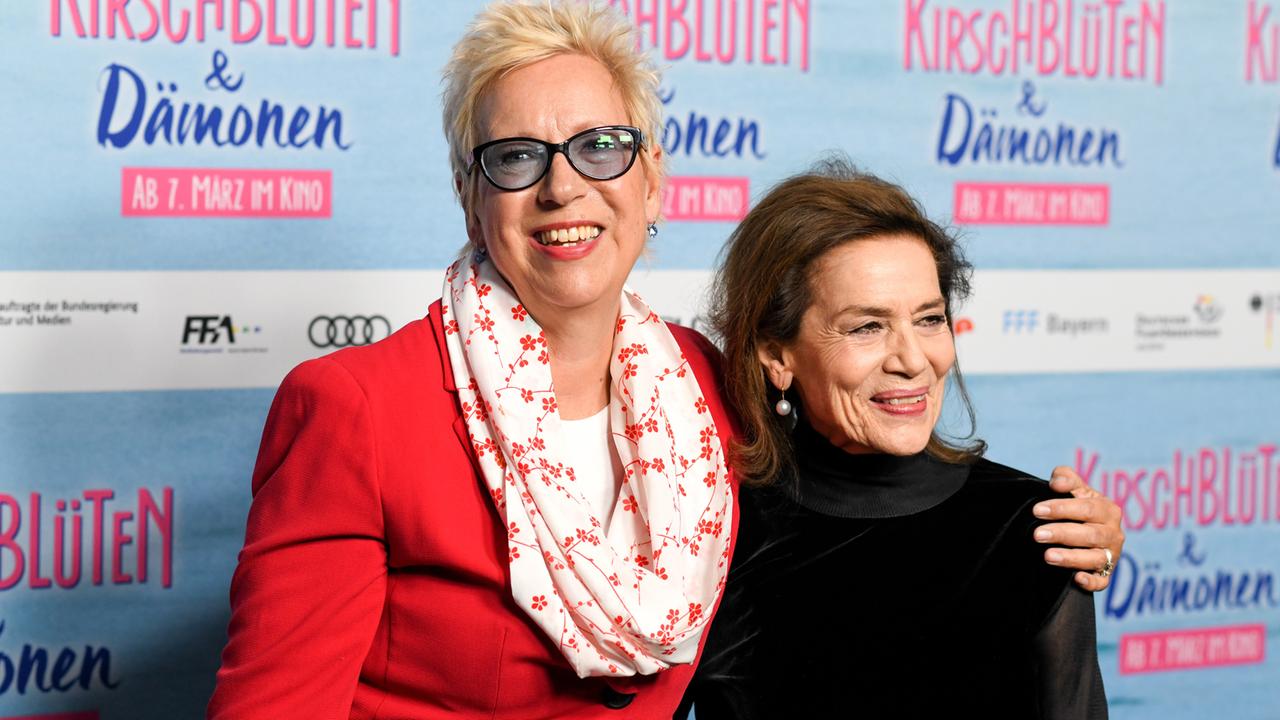 Regisseurin Doris Dörrie und Hannelore Elsner bei der Premiere des Films "Kirschblüten und Dämonen" in München

