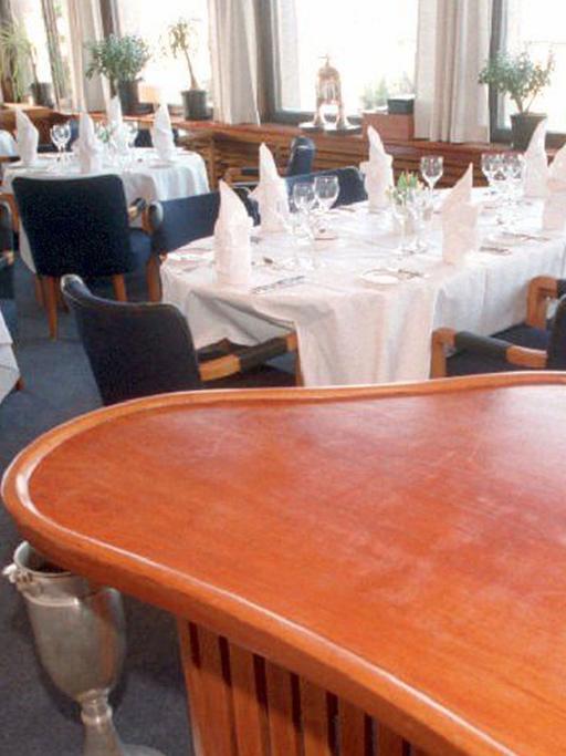 Eingedeckte Tische im Ravintola (=Restaurant) Savoy in Helsinki, aufgenommen am 05.02.1996. Die Inneneinrichtung von 1937, entworfen von dem finnischen Architekten Alvar Aalto, ist komplett erhalten geblieben.