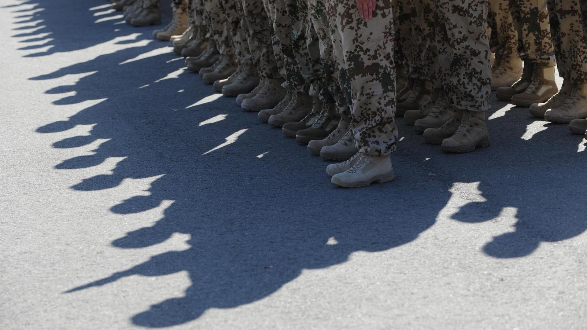 Schatten von Soldaten des Jägerbataillons 292 sind beim Rückkehrappell in der Fürstenberg-Kaserne in Donaueschingen auf dem Boden zu sehen.