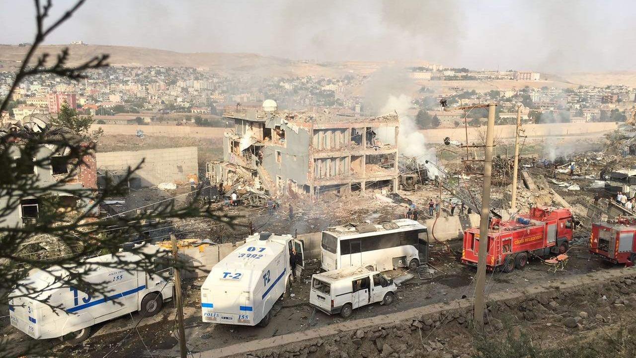 Bei einem Anschlag auf eine Polizeiwache in Cizre im Südosten der Türkei sind mindestens acht Polizisten getötet worden.