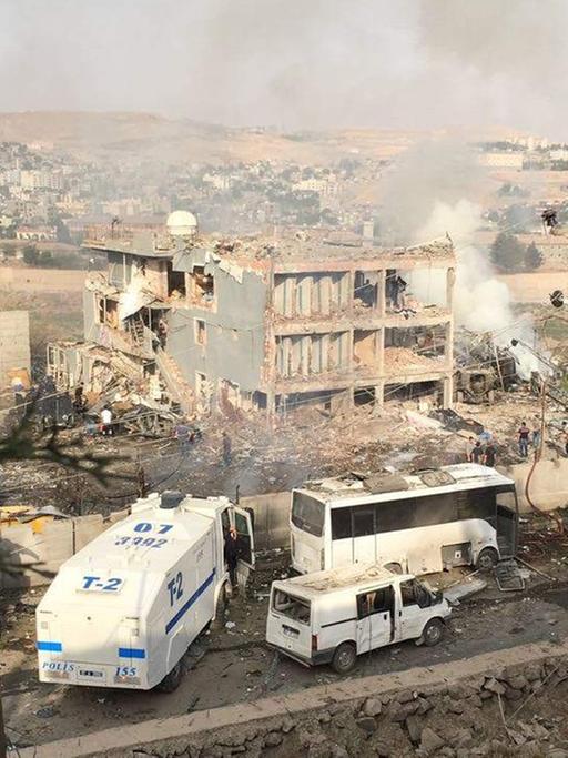 Bei einem Anschlag auf eine Polizeiwache in Cizre im Südosten der Türkei sind mindestens acht Polizisten getötet worden.