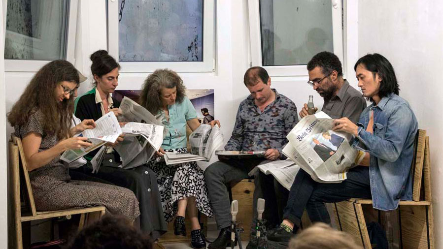 Der Cottbusser Chor: Laura Mello, Lucille Desamory, Margarete Kammerer, Aaron Snyder, Eduard Mont de Palol, Rico Repotente (v.lks.). Nicht im Bild: Yusuf Ergün.