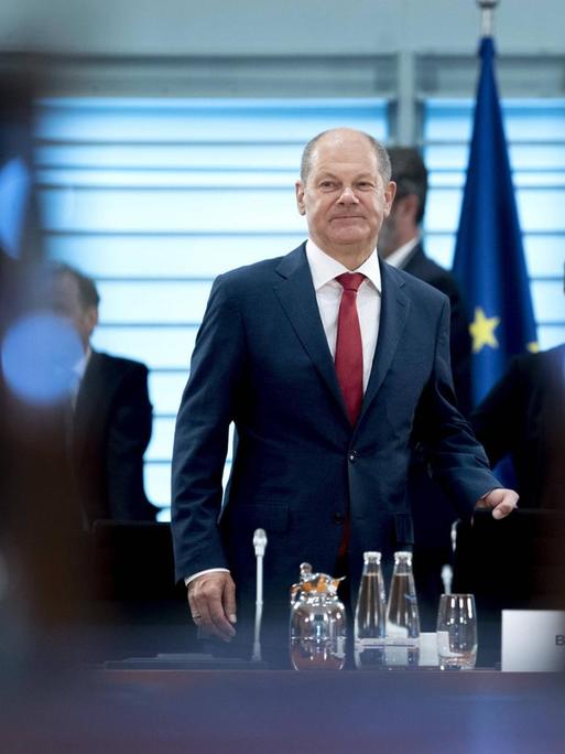 Der SPD-Politiker, Kanzlerkandidat und Finanzminister Olaf Scholz am Kabinettstisch der Bundesregierung.