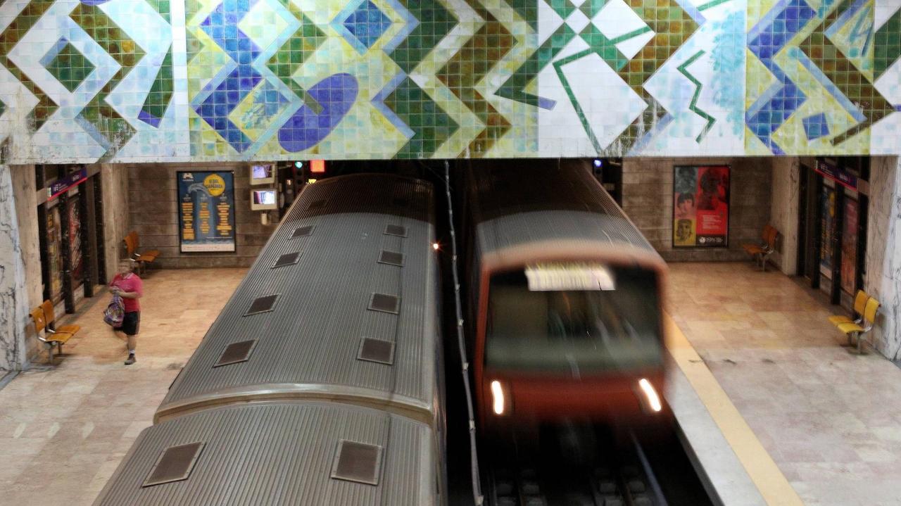 Eine mit dem typisch portugiesischen Azulejo-Kacheln dekorierte Metrostation in Lissabon