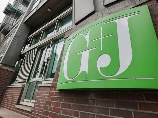 Ein Schild mit dem Logo „G+J“ ist am Verlagsgebäude von Gruner + Jahr am Baumwall zu sehen. Die RTL-Mediengruppe übernimmt die deutschen Magazingeschäfte und -marken des Hamburger Zeitschriftenverlags Gruner + Jahr. Der Abschluss der Transaktion ist für den 1. Januar 2022 vorgesehen, wie die RTL Group am 06.08.2021 in Luxemburg mitteilte