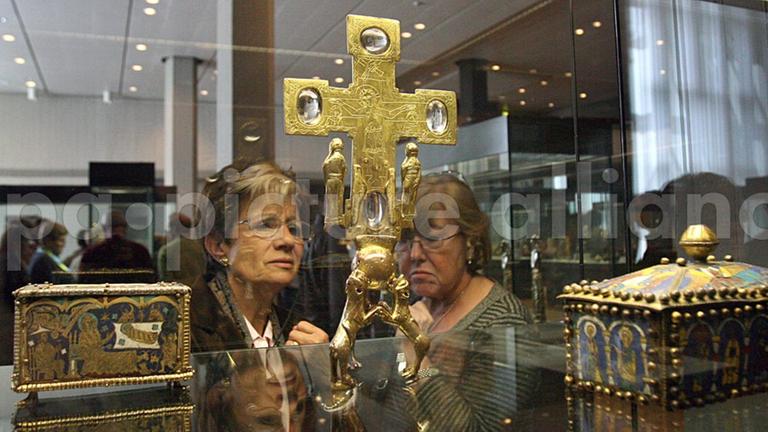 Besucher betrachten 2009 im Kunstgewerbemuseum in Berlin ein Reliquienkreuz aus dem Welfenschatz. Zum Welfenschatz, dem größten deutschen Kirchenschatz der Goldschmiedekunst, gehören 44 Werke aus dem 11. bis 15. Jahrhundert, vor allem Reliquiare und Tragaltäre.