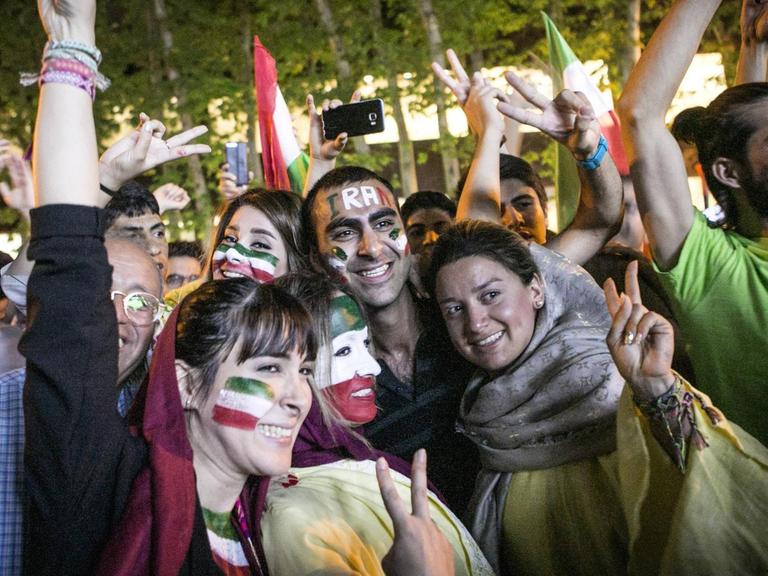 Männer und Frauen feiern am 16. Juni 2018 gemeinsam in Teheran den Sieg der iranischen Mannschaft über Marokko im WM-Vorrundenspiel