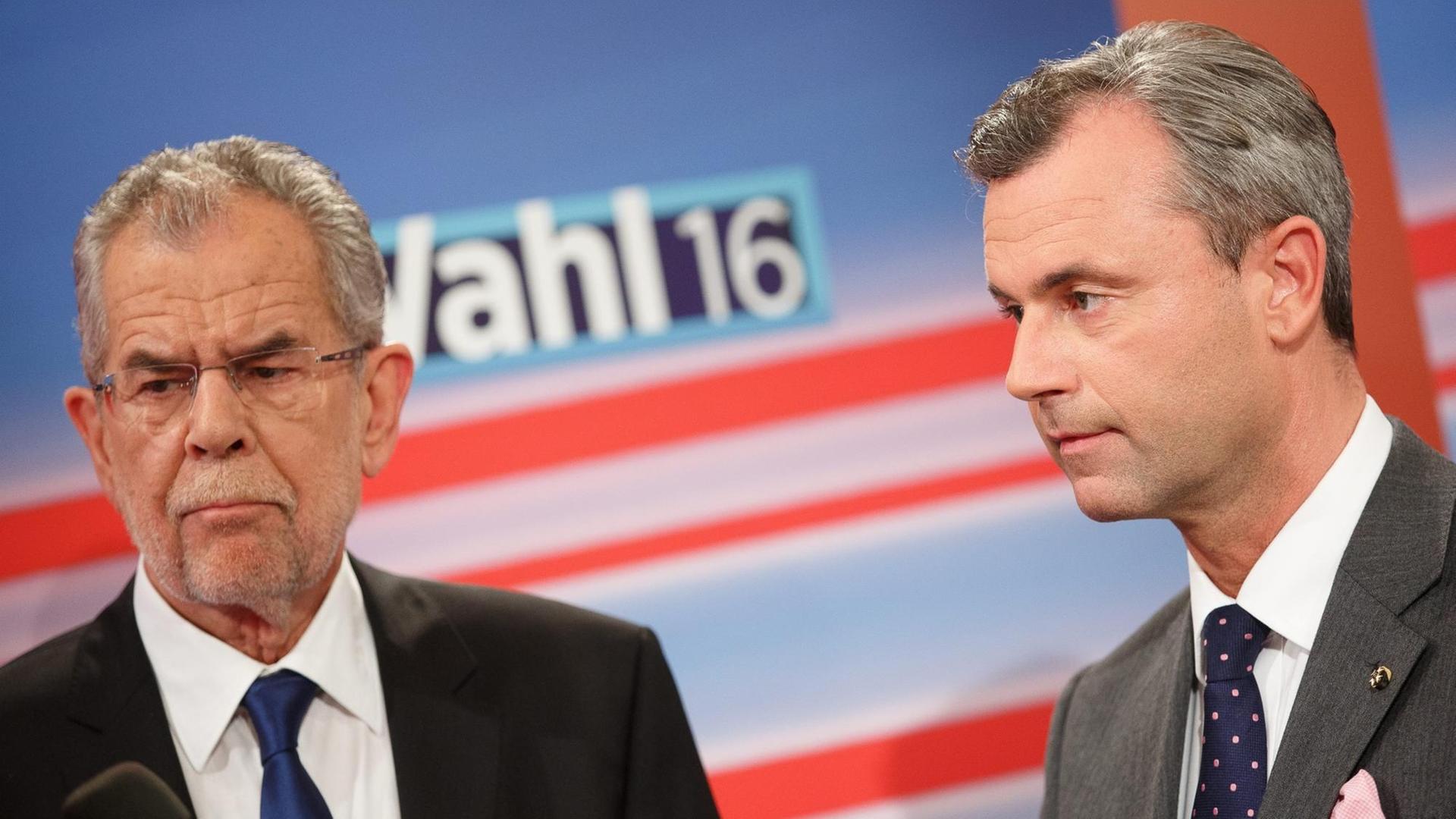 Österreichs jetziger Bundespräsident Alexander Van der Bellen und der Wahlverlierer Norbert Hofer von der rechtspopulistischen FPÖ während einer Wahlsondersendung im Fernsehen.