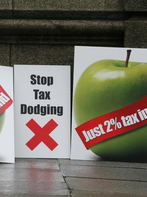 Auf Plakaten wird der Techkonzern Apple beschuldigt, nur zwei Prozent Steuern in Irland zu bezahlen.