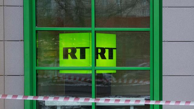 Moskau: Das Logo des staatlichen russischen TV-Senders «Russia Today» (RT) ist in Moskau am Fenster des Firmenbüros zu sehen.