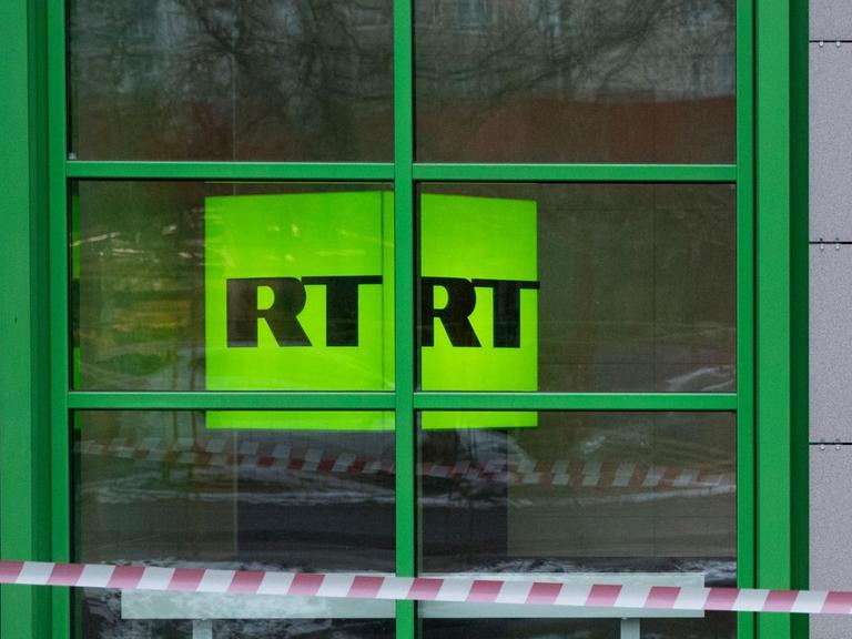 Moskau: Das Logo des staatlichen russischen TV-Senders «Russia Today» (RT) ist in Moskau am Fenster des Firmenbüros zu sehen.