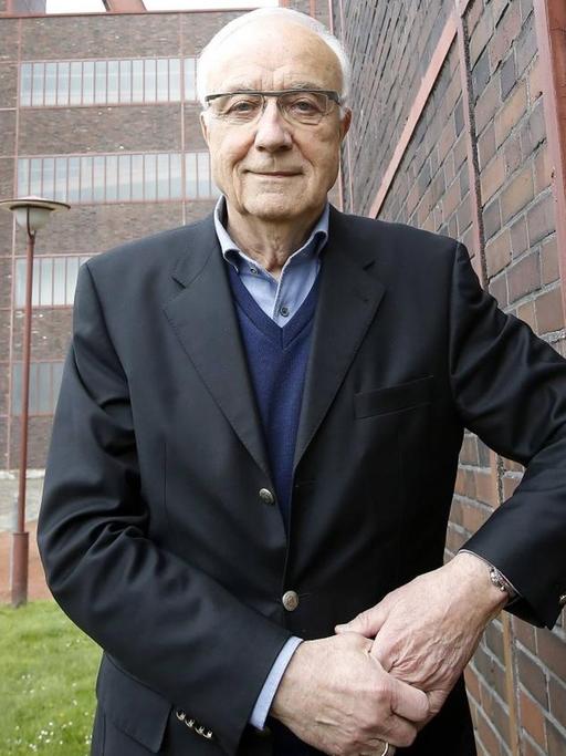 Der Journalist und Vorsitzende des Beirats der RAG-Stiftung Fritz Pleitgen steht auf dem Gelände der Zeche Zollverein in Essen