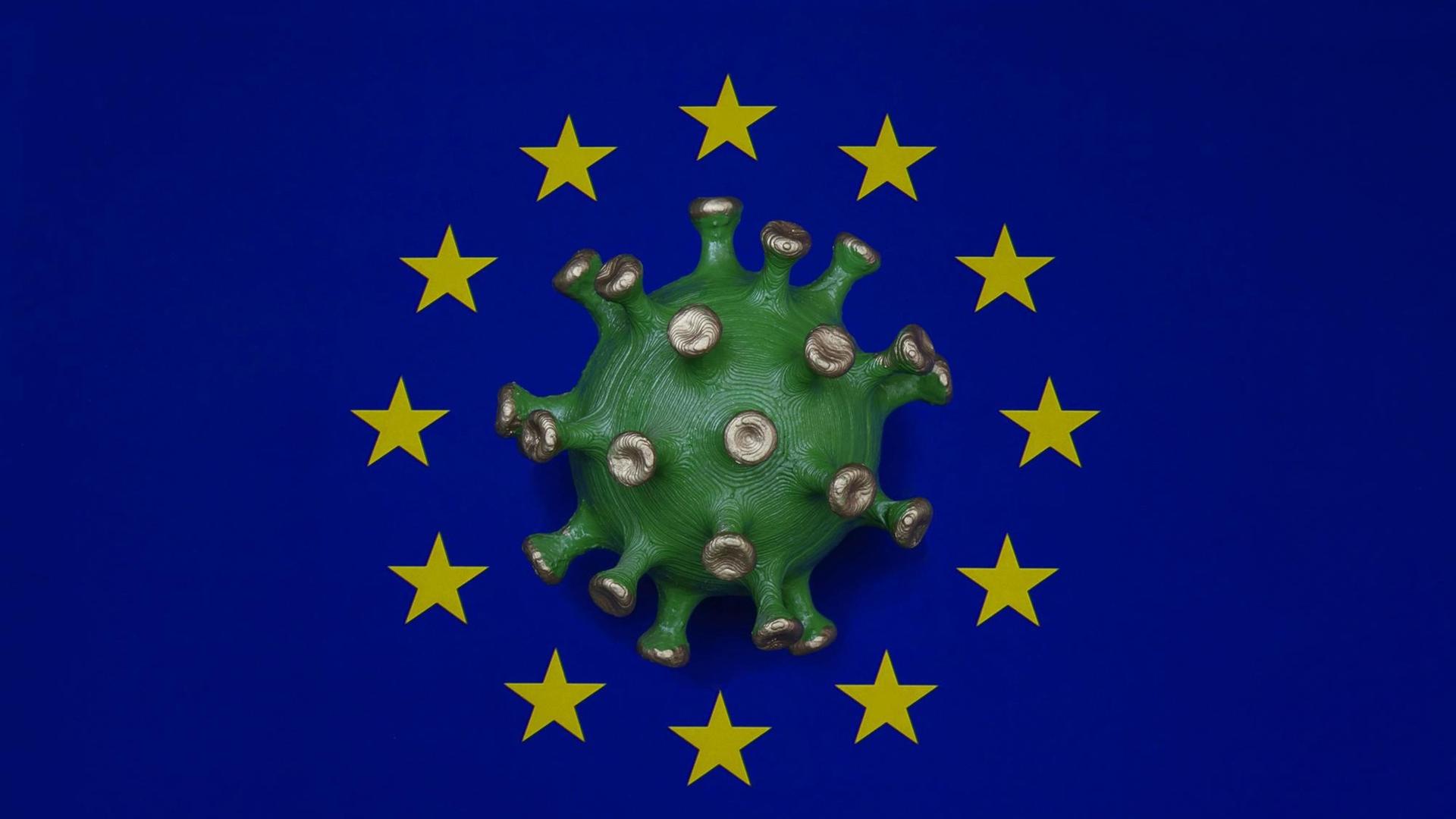 Borkwalde, Brandenburg, Ein Coronamodell liegt auf dem Symbol der Europäischen Union.