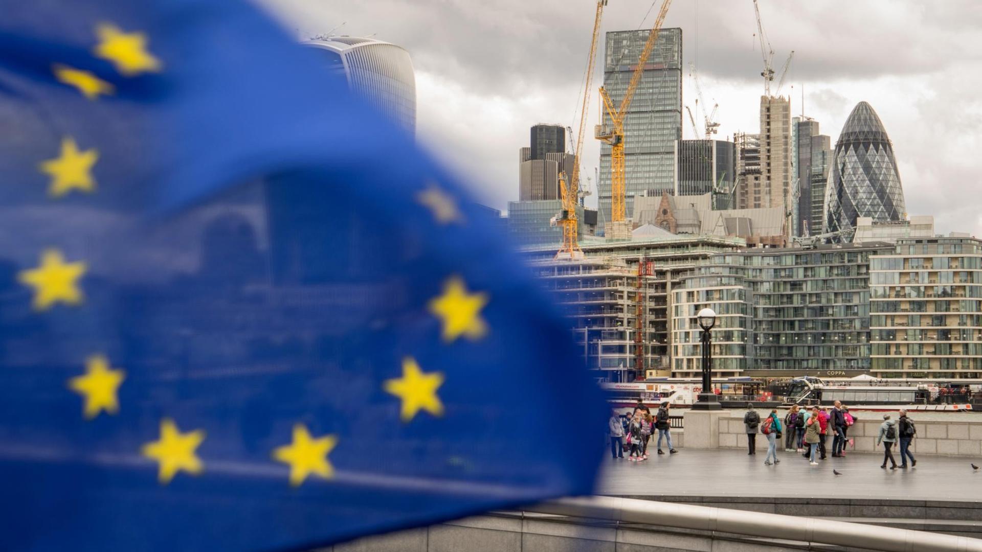London: EU-Flagge vor Skyline des Londoner Finanzzentrums "The City".