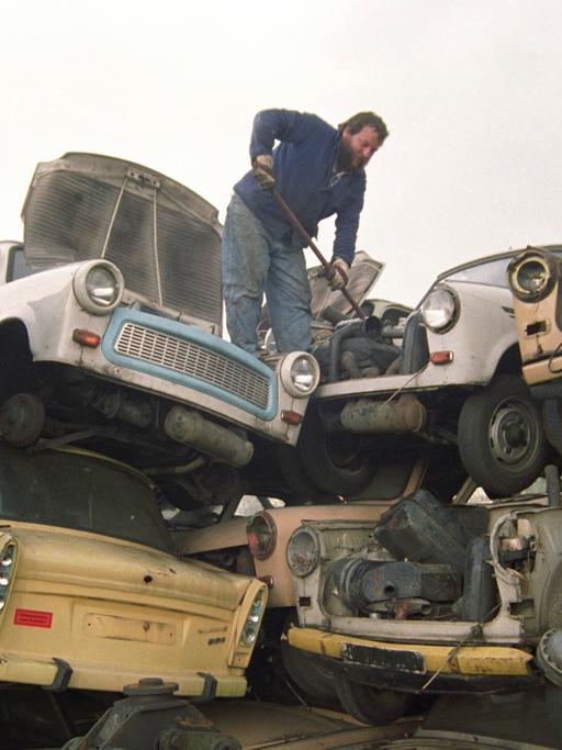 Alte Trabant und Wartburg werden am 1992 auf einem Recyclinghof in Oranienburg für den Zerkleinerer vorbereitet.