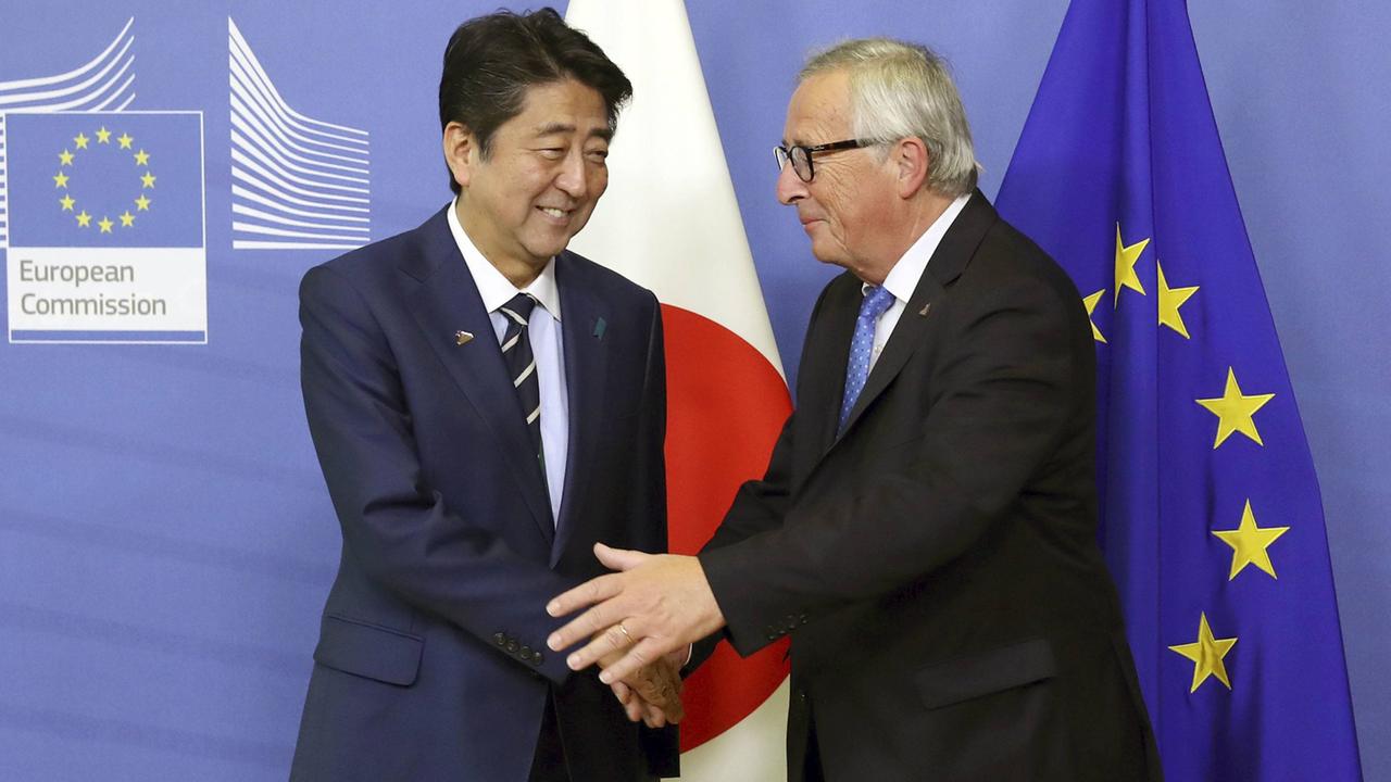 Der japanische Ministerpräsident Shinzo Abe und EU-Kommissionspräsident Jean-Claude Juncker beim Europa-Asien-Gipfel in Brüssel