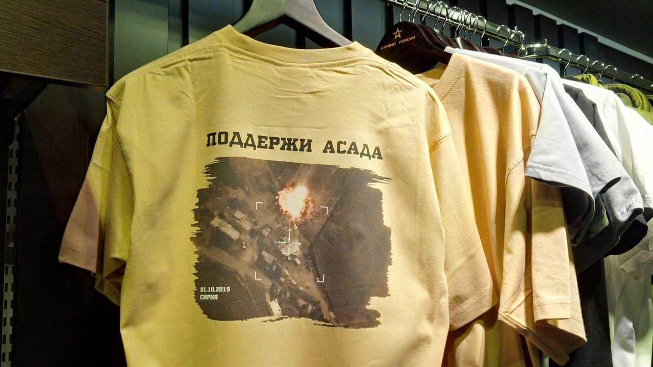 In einem Moskauer Laden werden T-Shirts zur Unterstützung des Russland-Einsatzes in Syrien verkauft.