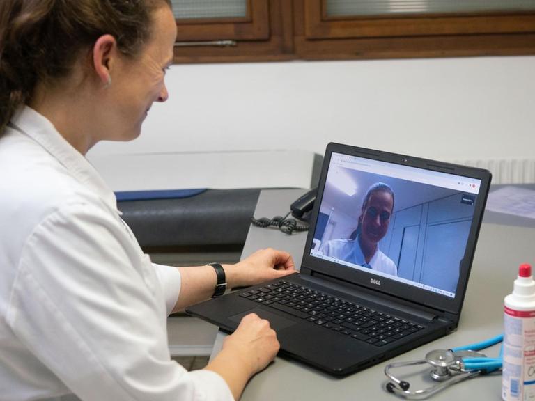 Eine Fachärztin für Allgemeinmedizin demonstriert in ihrer Praxis den Ablauf einer Videosprechstunde