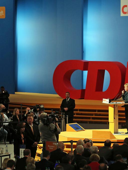 Die CDU-Vorsitzende und Bundeskanzlerin Angela Merkel spricht am 09.12.2014 in Köln (Nordrhein-Westfalen) während des Bundesparteitages der CDU.