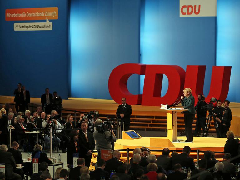 Die CDU-Vorsitzende und Bundeskanzlerin Angela Merkel spricht am 09.12.2014 in Köln (Nordrhein-Westfalen) während des Bundesparteitages der CDU.