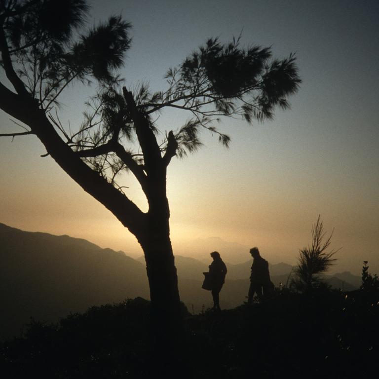 Besucher des Kelimutu Vulkans sind bei Sonnenaufgang auf der Insel Flores (Indonesien) zu sehen. Der Inselstaat Indonesien hat durch seine Lage beiderseits des Äquators tropisches Klima.