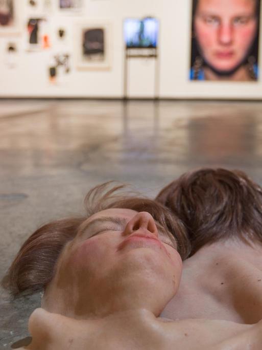 Selbstporträt des Künstlers Clemens Krauss: eine Skulptur liegt auf dem Boden in einer früheren Ausstellung