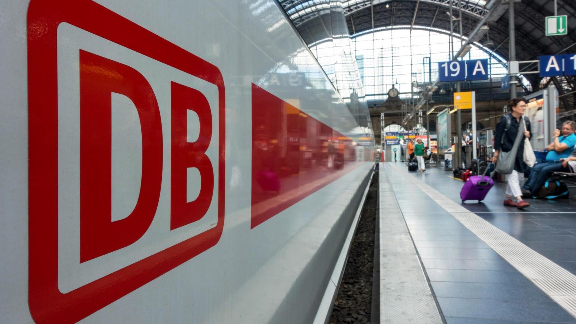 DB Logo auf ICE im Hauptbahnhof von Frankfurt Main