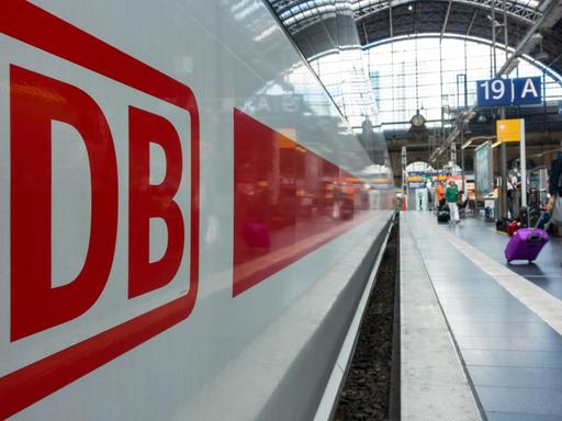 DB Logo auf ICE im Hauptbahnhof von Frankfurt Main