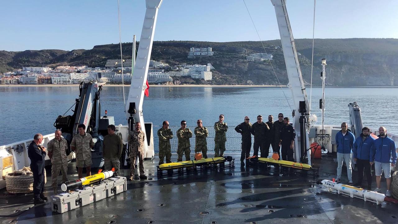 Die Mannschaft auf der Nato-Militärbasis in Troia, Portugal, an Bord des Schiffs Don Carlos