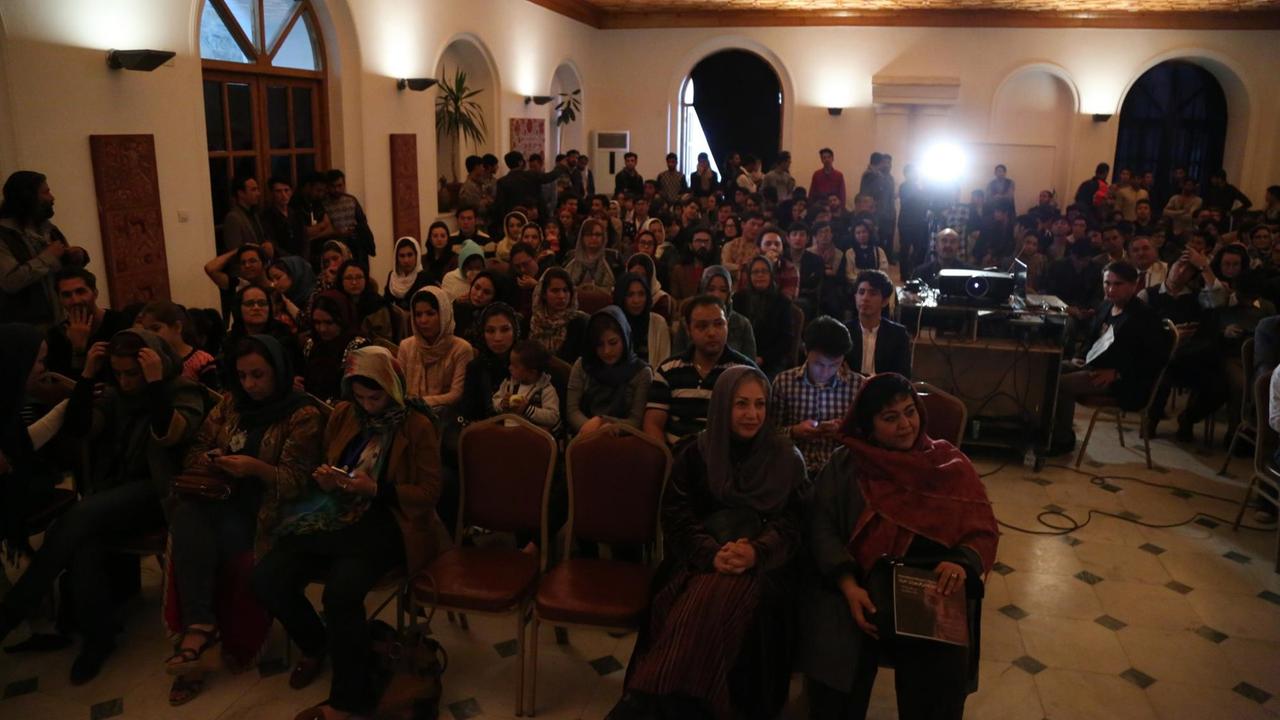 In einem Kino in Kabul sitzen Frauen anlässlich des Filmfestivals.