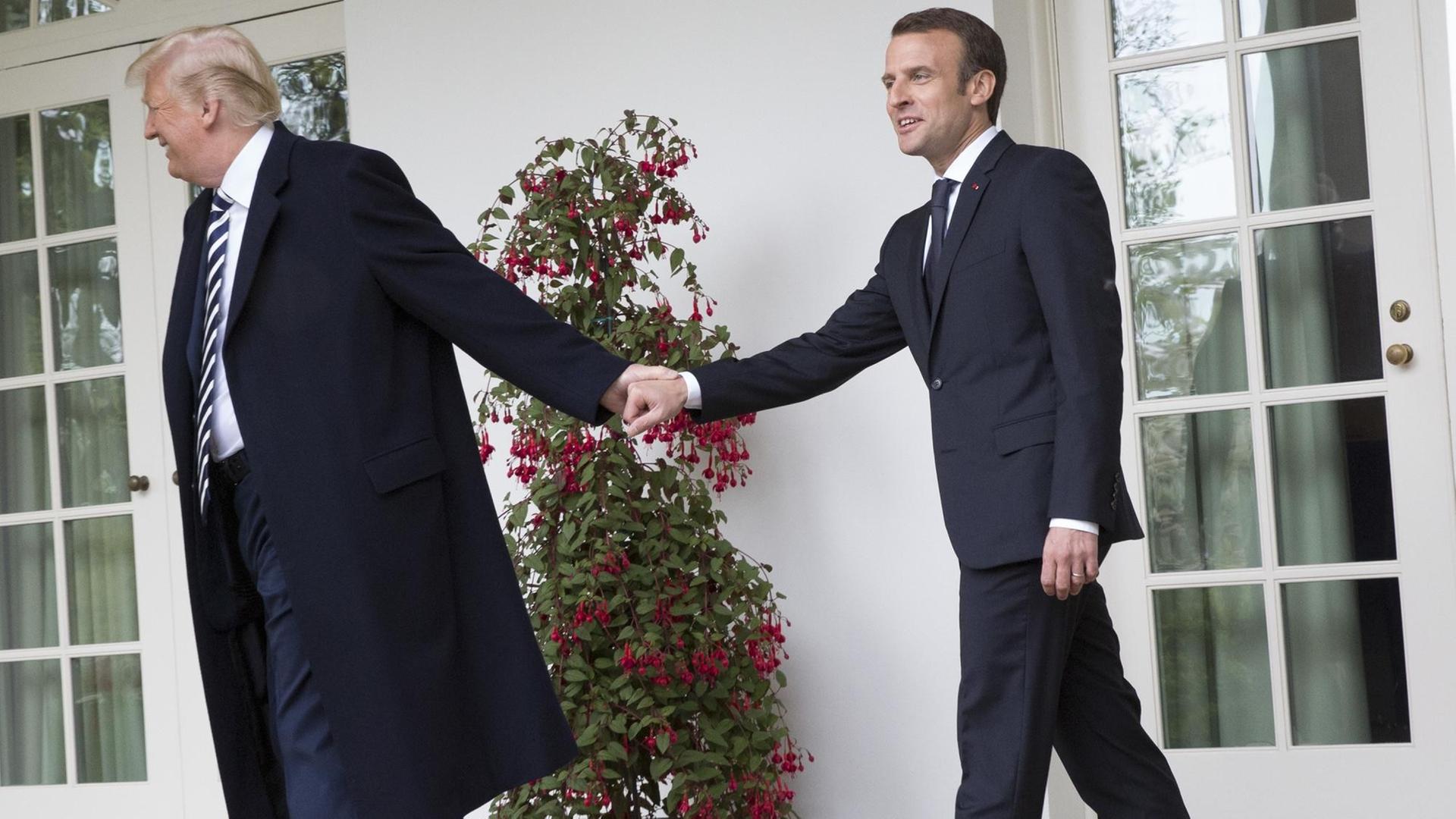 United States President Donald J. Trump leads President Emmanuel Macron of France to the Oval Office during a state visit to The White House in Washington, DC, April 24, 2018. Credit: Chris Kleponis / Pool via CNP Foto: Chris Kleponis/Pool/Consolidated/dpa | Verwendung weltweit