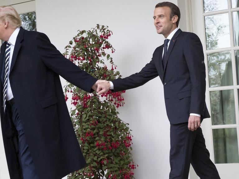United States President Donald J. Trump leads President Emmanuel Macron of France to the Oval Office during a state visit to The White House in Washington, DC, April 24, 2018. Credit: Chris Kleponis / Pool via CNP Foto: Chris Kleponis/Pool/Consolidated/dpa | Verwendung weltweit