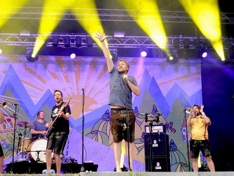 LaBrassBanda - die deutsche Balkan-Brass-Musikgruppe mit Saenger Stefan Dettl bei einem Konzert auf der Freilichtbuehne im Stadtpark Hamburg am 02.08.2019