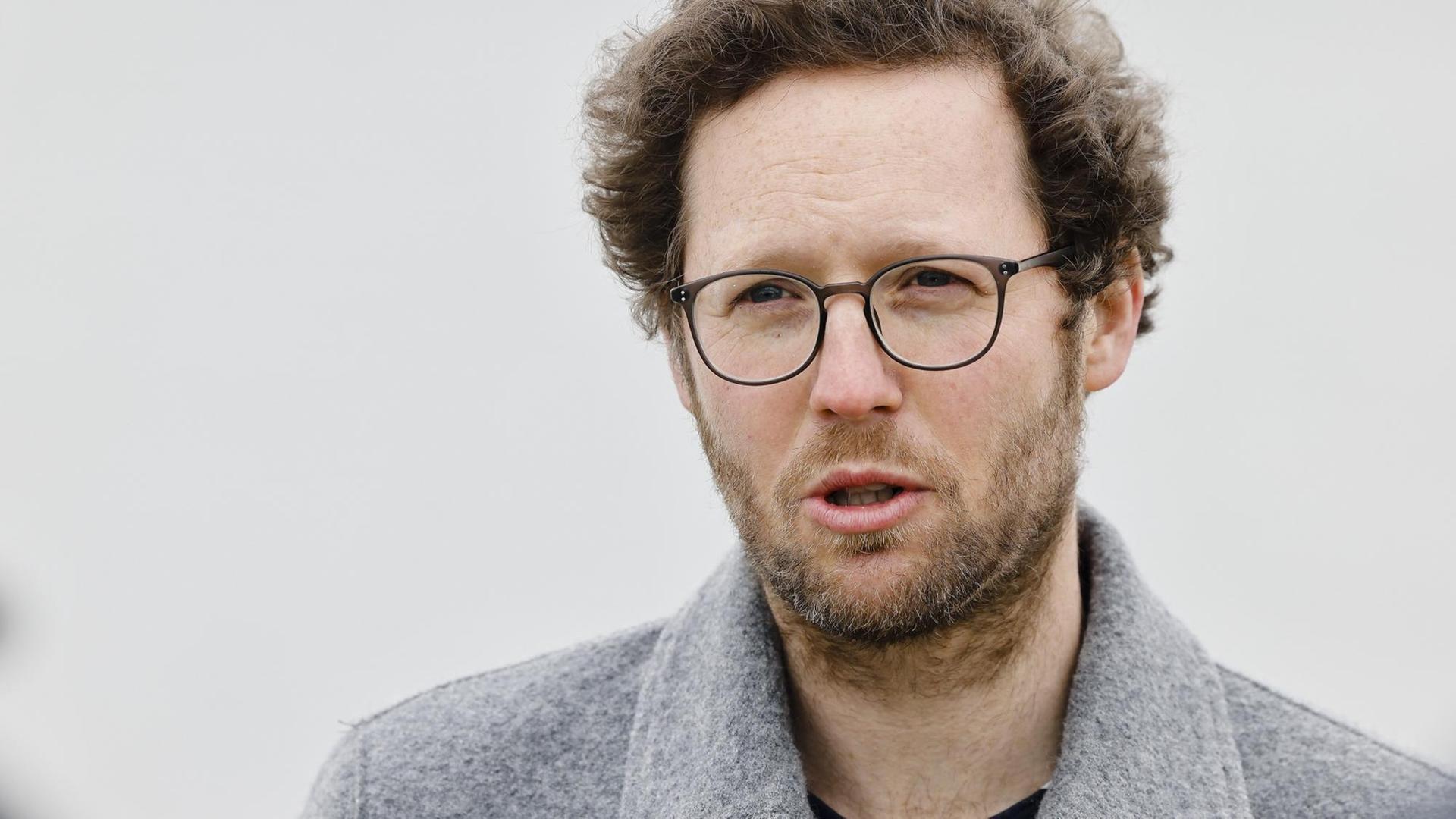 Schleswig-Holsteins Umweltminister Jan Philipp Albrecht (lBündnis 90/Die Grünen) spricht während eines Interviews.